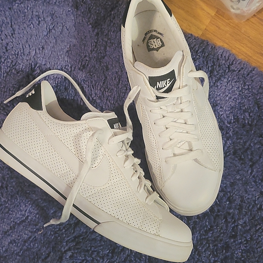 White Nike low top classic